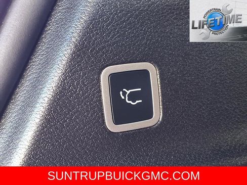 Used 2025 Chrysler Pacifica Select image 32