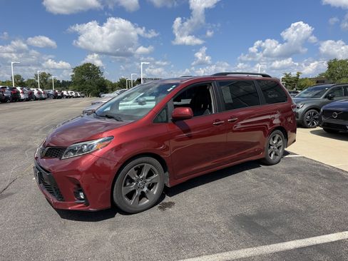 Used 2019 Toyota Sienna SE w/ SE Preferred Package FWD image 6