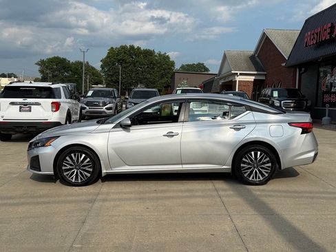 Used 2023 Nissan Altima 2.5 SV w/ SV Premium Package AWD/4WD image 3