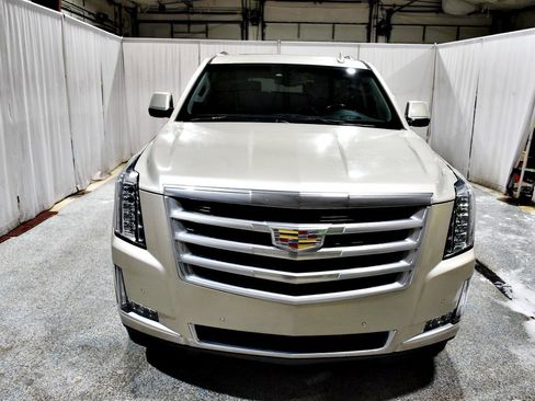 Used 2016 Cadillac Escalade ESV Luxury image 2