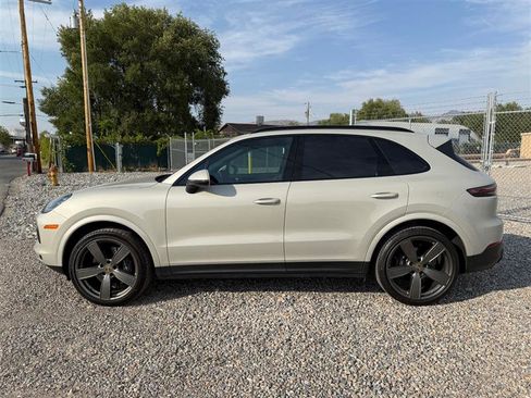Used 2021 Porsche Cayenne image 2