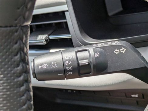 New 2025 Mitsubishi Outlander SE image 28