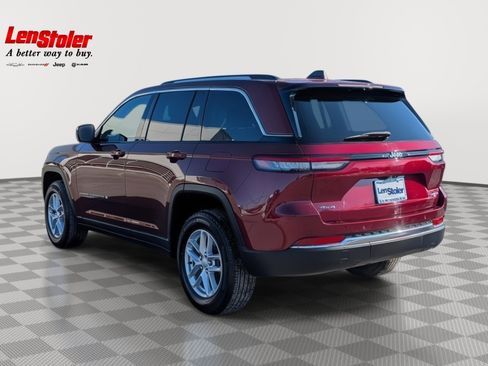 Used 2023 Jeep Grand Cherokee Laredo X image 3