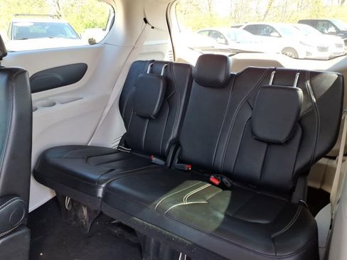 Used 2024 Chrysler Pacifica Touring-L FWD image 9
