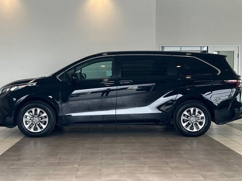 Certified 2024 Toyota Sienna LE image 7