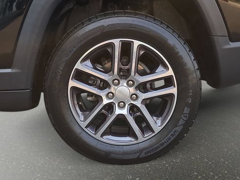 Used 2018 Jeep Compass Latitude w/ Popular Equipment Group FWD image 32