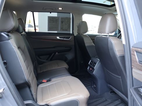 Used 2025 Volkswagen Atlas SEL AWD/4WD image 30