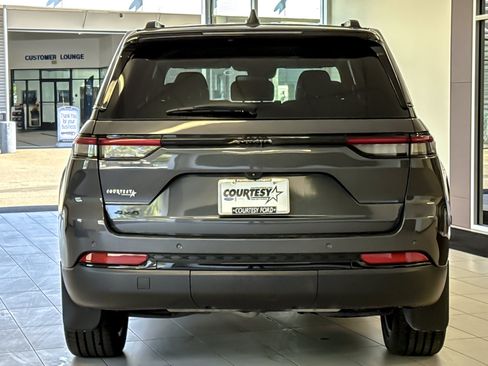 Used 2023 Jeep Grand Cherokee Altitude AWD/4WD image 5