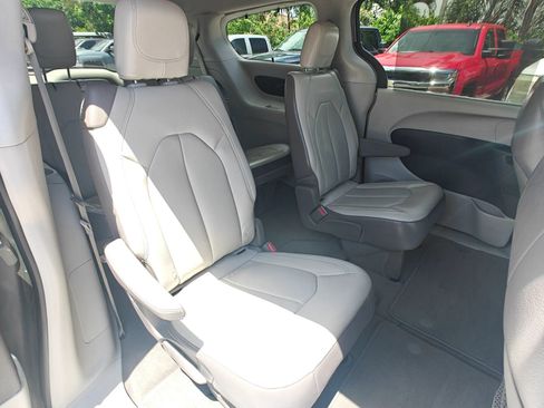 Used 2017 Chrysler Pacifica Touring-L FWD image 16