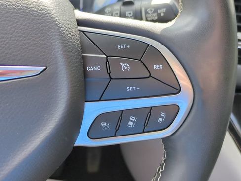 Used 2022 Chrysler Pacifica Touring-L FWD image 22