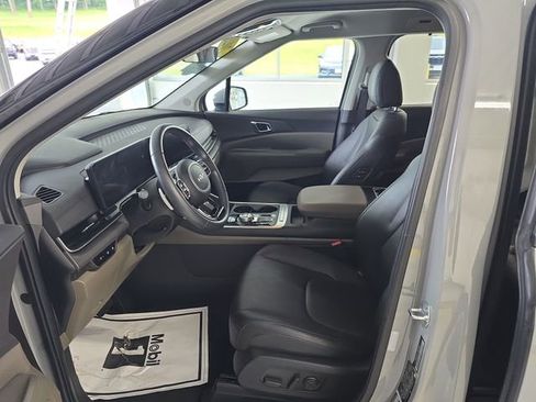 Used 2025 Kia Carnival EX FWD image 13
