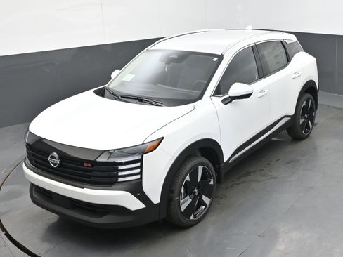 New 2025 Nissan Kicks SR image 32