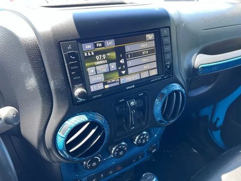Used 2017 Jeep Wrangler Unlimited Sahara w/ Connectivity Group AWD/4WD image 42