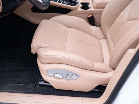 Certified 2019 Porsche Macan image 16