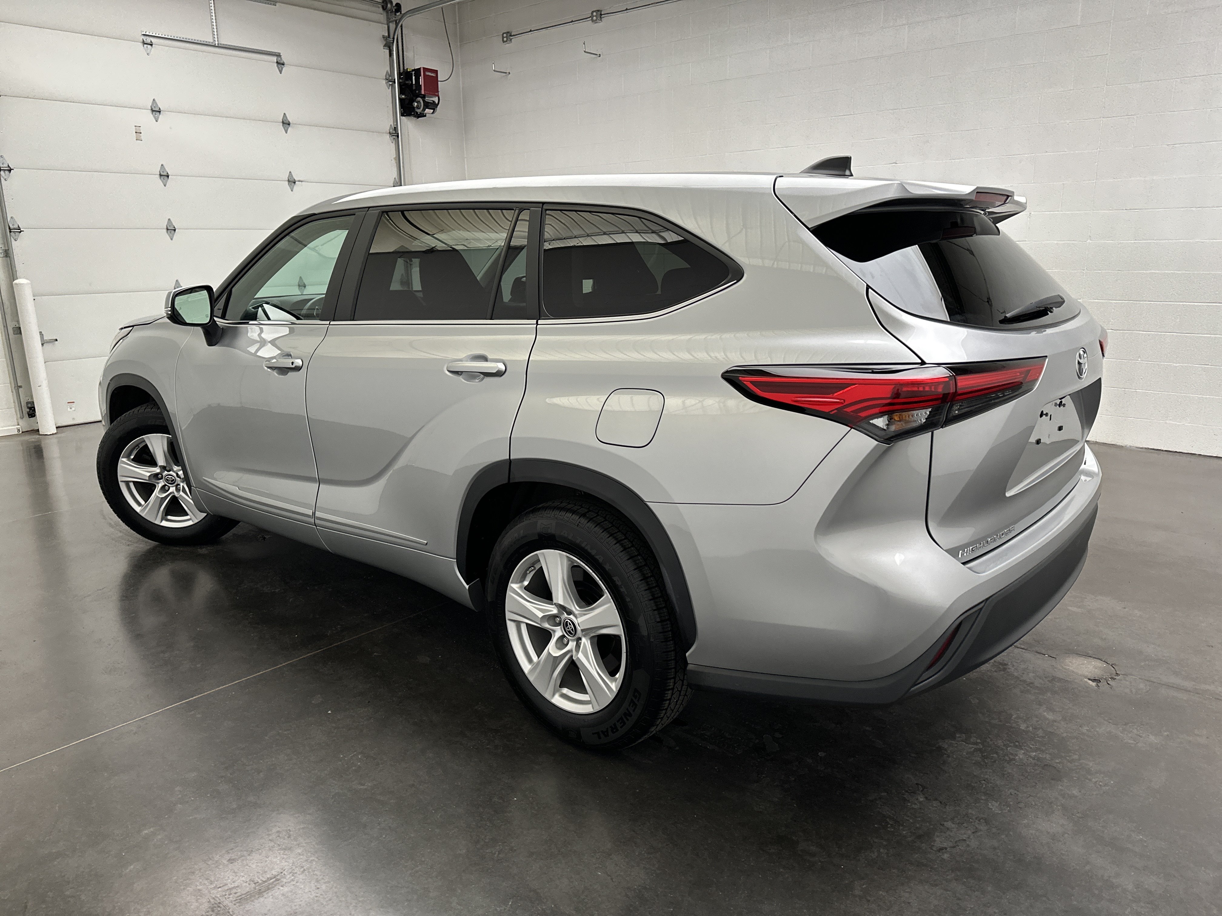 Used 2023 Toyota Highlander LE FWD image 6