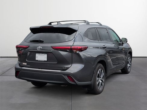 Used 2023 Toyota Highlander XLE FWD image 5