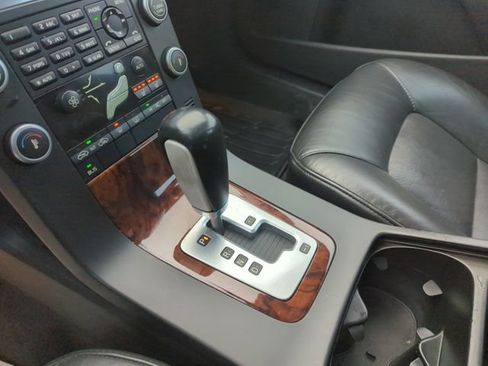Used 2010 Volvo V70 image 25