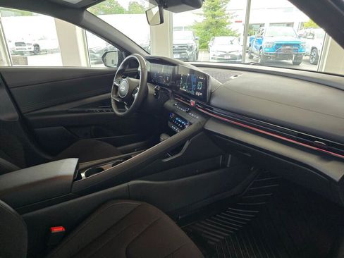 Used 2025 Hyundai Elantra SEL FWD image 41