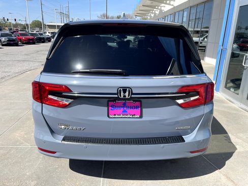 Used 2024 Honda Odyssey Touring image 3