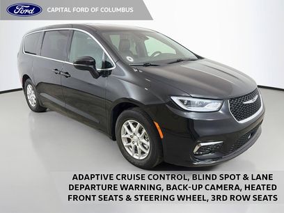Used 2025 Chrysler Pacifica Select