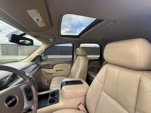 Used 2011 GMC Yukon SLT w/ SLT-2 Equipment Package image 13