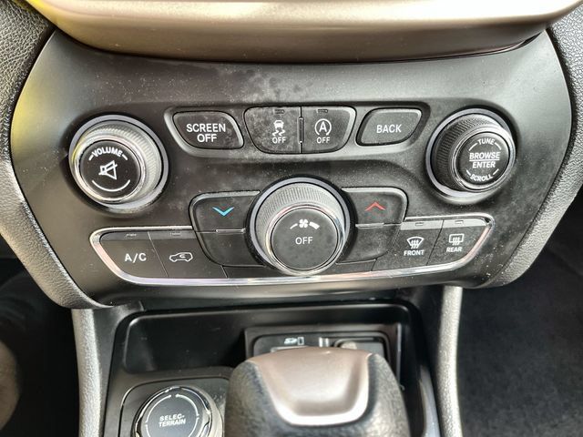 Used 2016 Jeep Cherokee Latitude w/ Cold Weather Group AWD/4WD image 17
