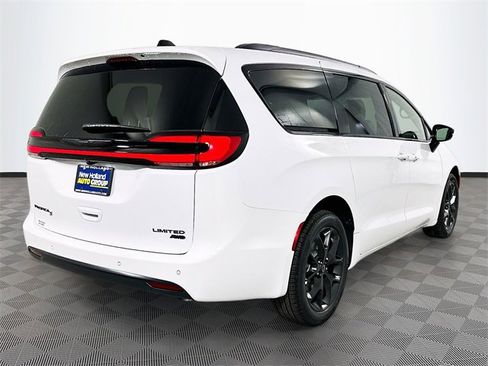 New 2026 Chrysler Pacifica Limited w/ S Appearance Package image 4