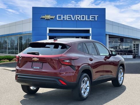 Certified 2024 Chevrolet Trax LS w/ LS Convenience Package FWD image 4