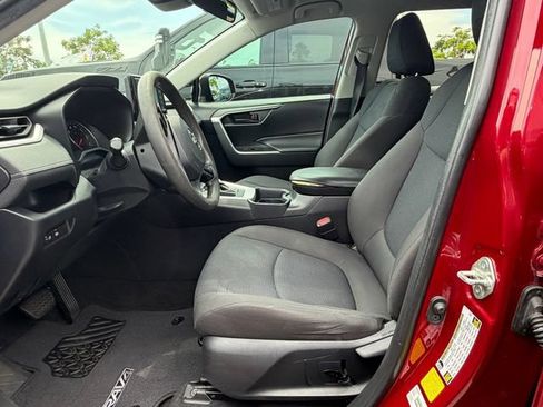 Used 2020 Toyota RAV4 LE FWD image 10