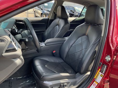 Used 2018 Toyota Camry XLE FWD image 18