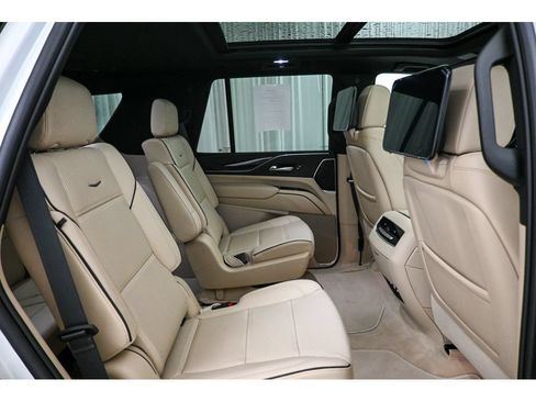 Used 2024 Cadillac Escalade Premium Luxury AWD/4WD image 21