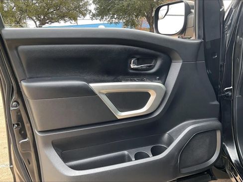 Used 2017 Nissan Titan SV image 19