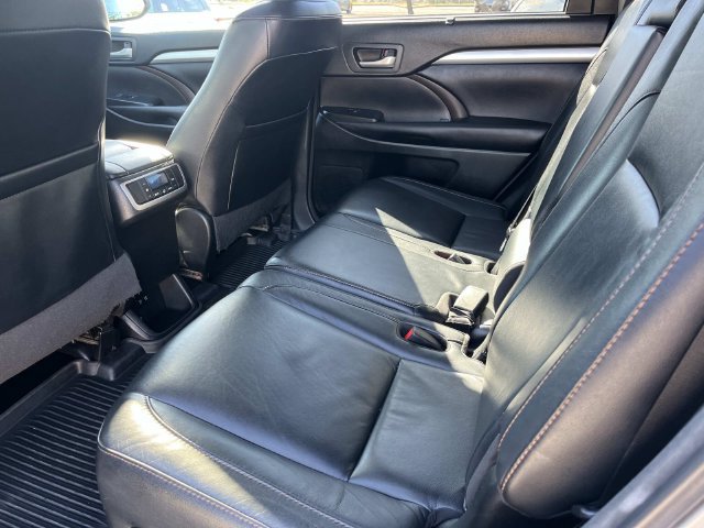 Used 2018 Toyota Highlander XLE AWD/4WD image 21