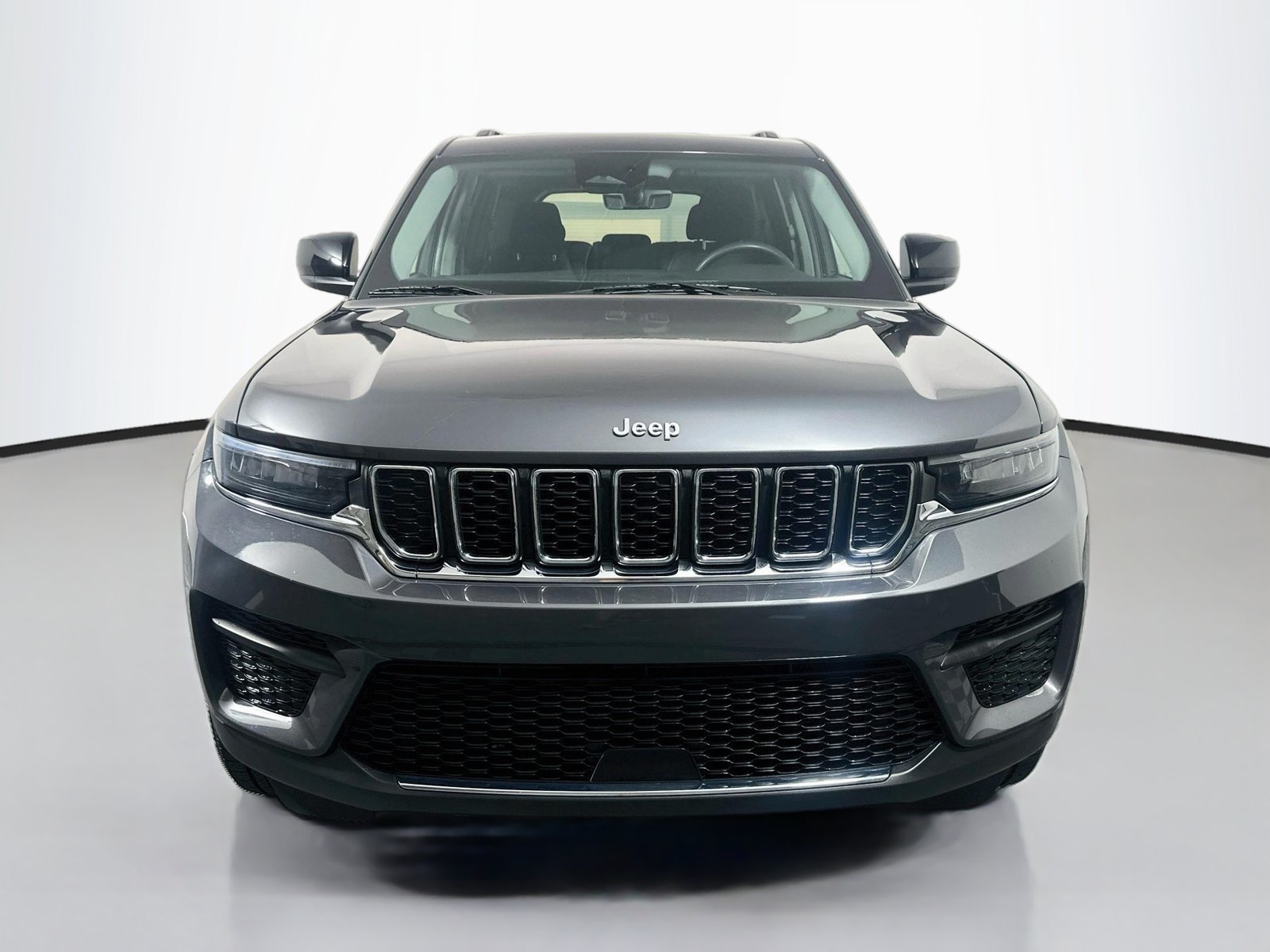 Used 2023 Jeep Grand Cherokee Laredo AWD/4WD image 2