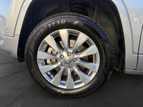 Used 2017 Jeep Cherokee Overland w/ Technology Group AWD/4WD image 9