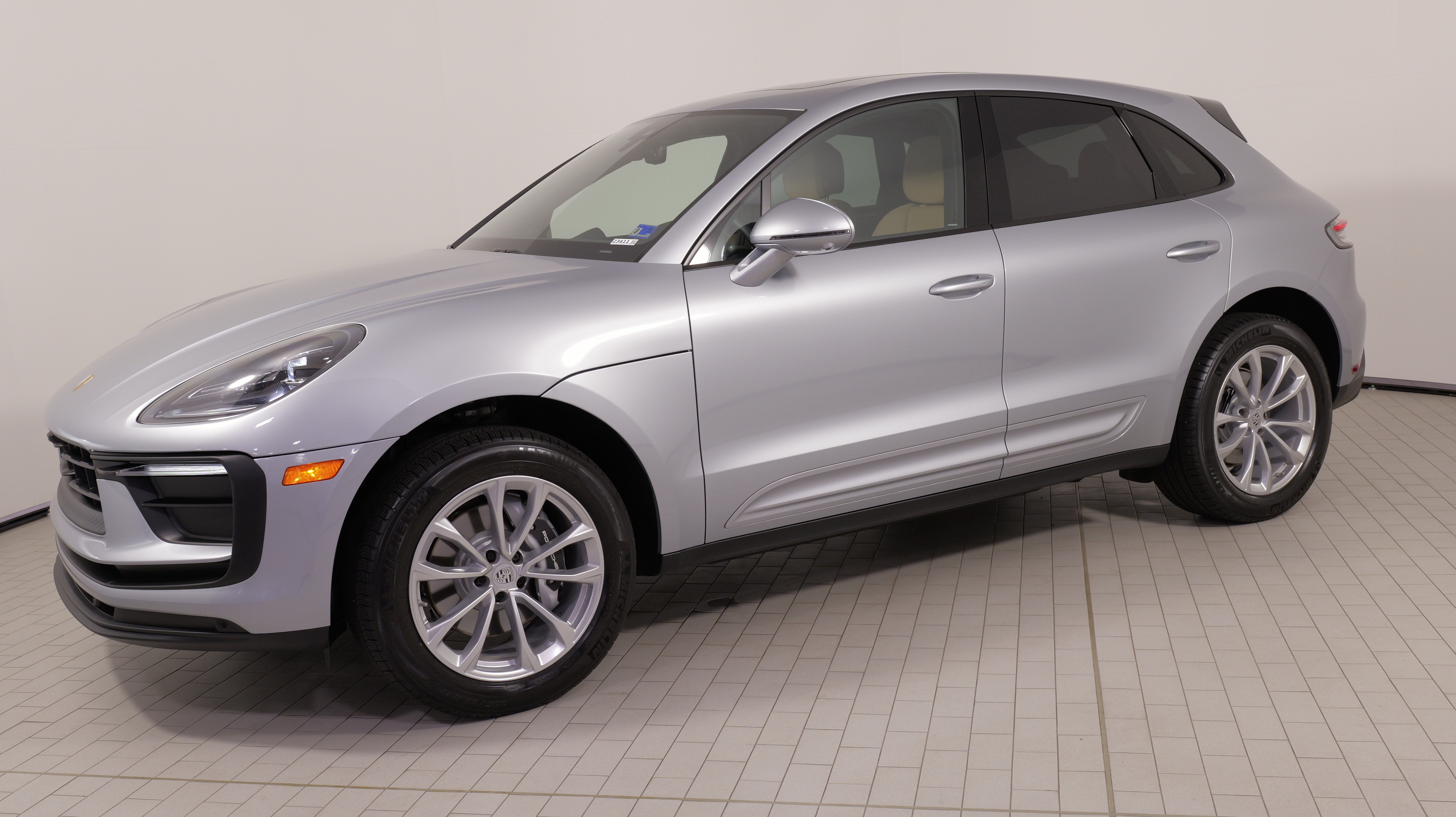 Used 2025 Porsche Macan AWD/4WD image 1