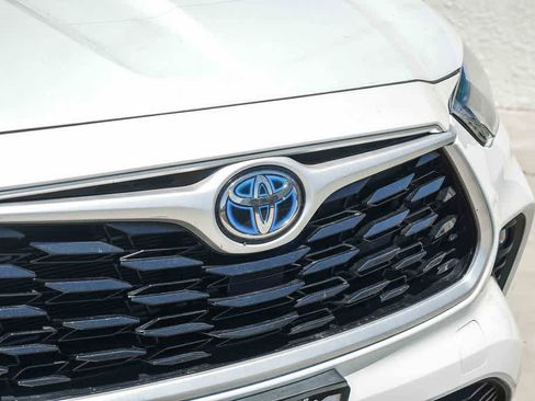 Used 2022 Toyota Highlander XLE FWD image 5