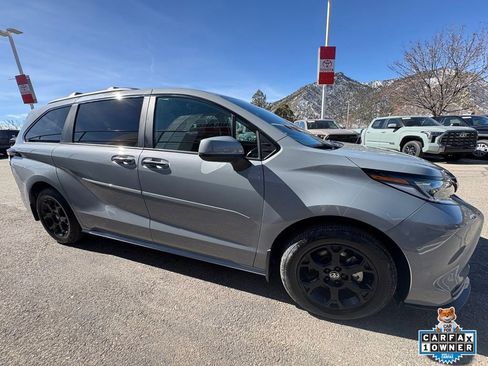 Used 2025 Toyota Sienna XLE Woodland Edition image 9