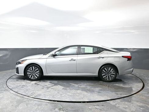 Used 2024 Nissan Altima 2.5 SV image 10