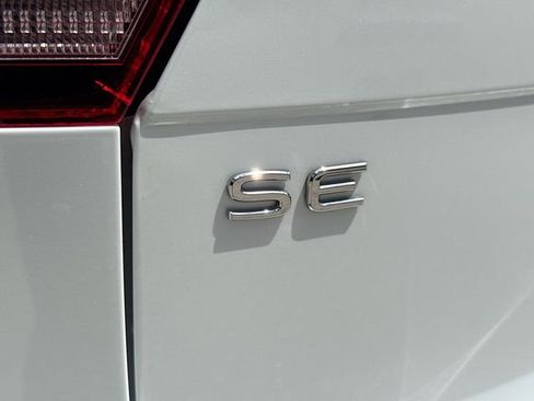 Used 2024 Volkswagen Tiguan SE R-Line FWD image 11