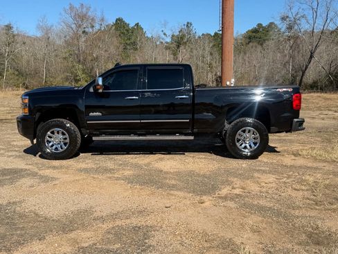 Used 2018 Chevrolet Silverado 3500 High Country w/ Duramax Plus Package image 2