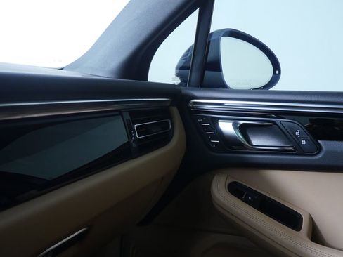 Used 2025 Porsche Macan AWD/4WD image 30