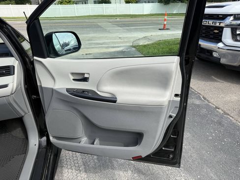 Used 2013 Toyota Sienna SE FWD image 9