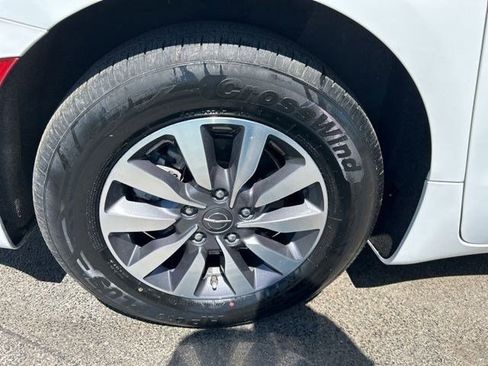 Used 2023 Chrysler Pacifica Touring-L FWD image 55