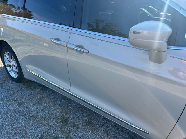 Used 2017 Chrysler Pacifica Touring-L Plus FWD image 24