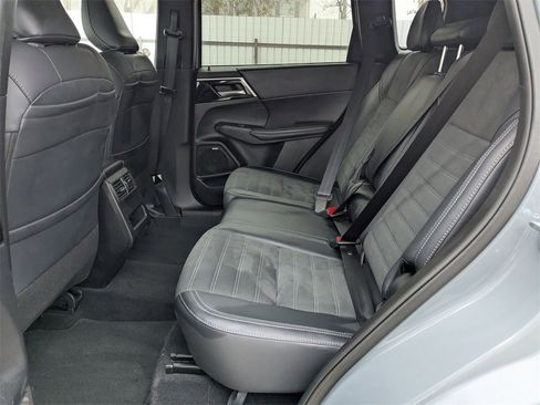 Used 2025 Mitsubishi Outlander SE image 26