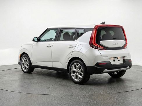 Used 2025 Kia Soul LX w/ LX Technology Package FWD image 5
