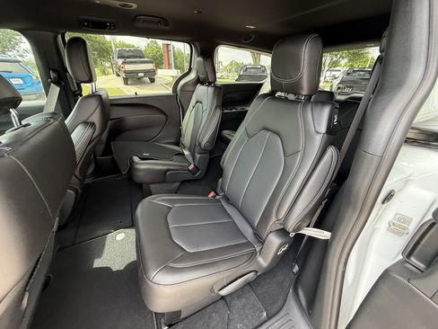 New 2026 Chrysler Pacifica Select w/ S Appearance Package FWD image 17