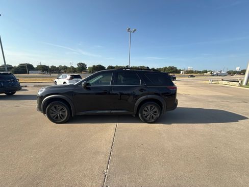 Used 2024 Nissan Pathfinder SV w/ SV Premium Package FWD image 8