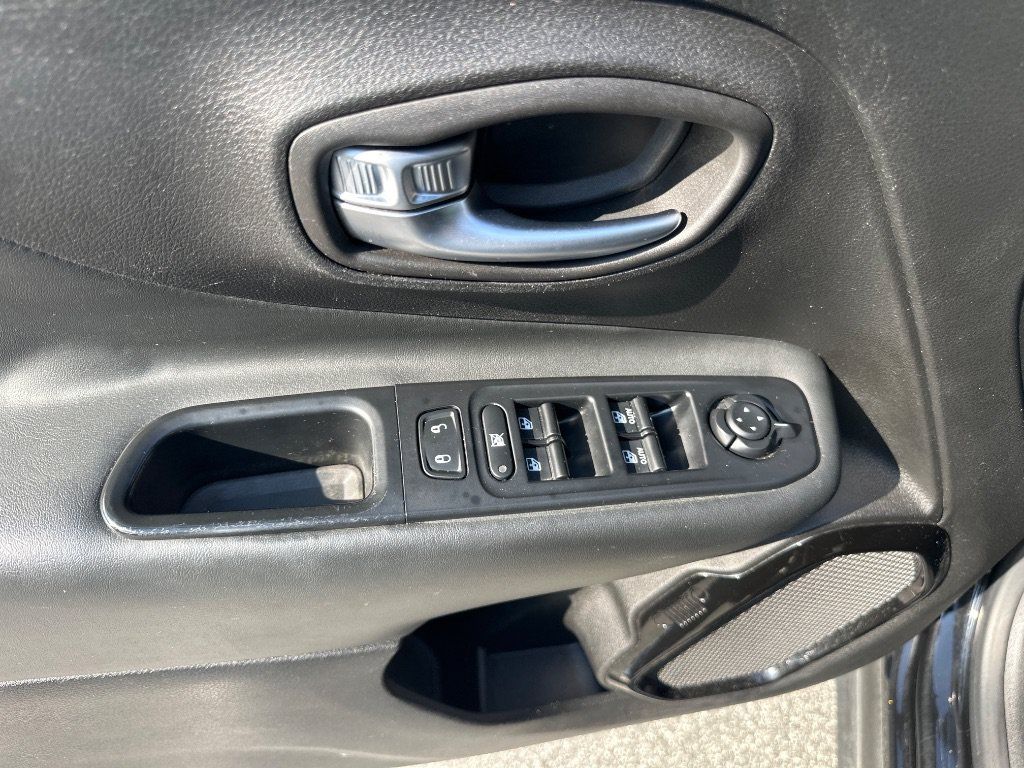 Used 2017 Jeep Renegade Altitude FWD image 10